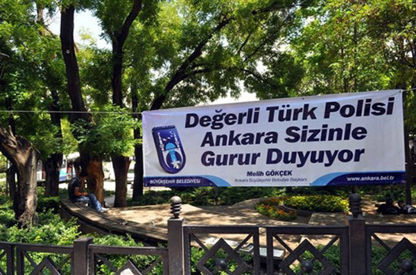 Büyükşehir Belediye Başkanı Melih Gökçek'in Ankara'da Ethem Sarısülük'ün öldürülmesinden sonra astırdığı afiş